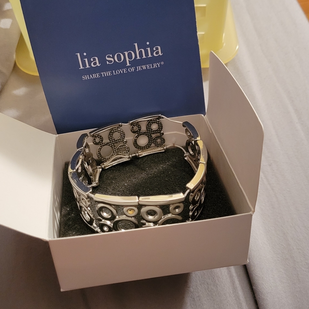 Flirty stretch bracelet